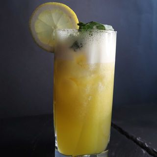 Limonadă cu mango și busuioc