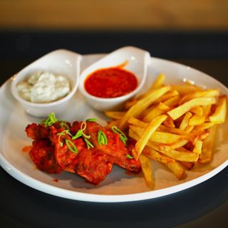 Aripioare de pui cu sos Bravas cu dressing blue cheese și cartofi prăjiți 550gr