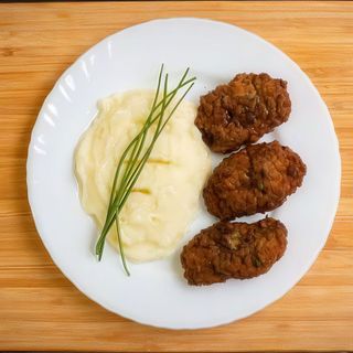 Pârjoale cu piure de cartofi