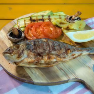 Doradă la grătar cu ierburi aromatice