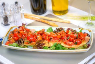 Bruschetta cu roșii și cremă de brânză