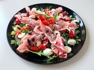 Salată cu prosciutto crudo
