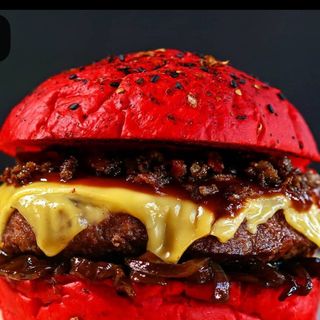 Santa Claus Burger conține cartofi și sos 