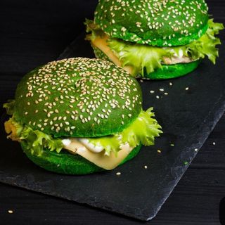 Grinch Burger -conține cartofi și sos 