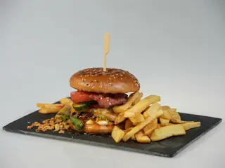 Piggy Burger, cartofi prajiti,sos inclus
