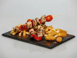 Meniu Frigarui de pui cu mozzarella sticks, cartofi, sos inclus, lipie