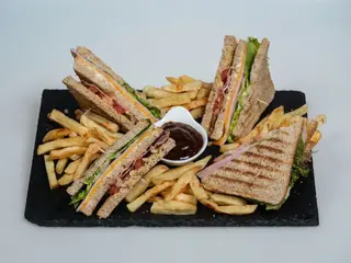 Club Sandwich, cartofi prajiti, sos inclus