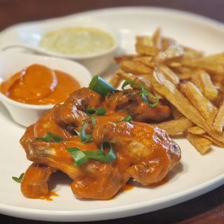 Aripioare de pui cu sos Bravas