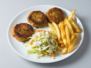 Parjolute de ciuperci cu cartofi prajiti si salata de varza