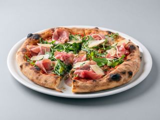 Pizza crudo e rucola