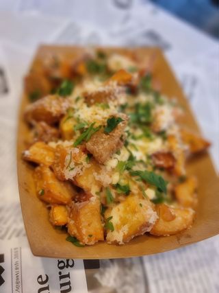 Cartofi prăjiți cu parmezan, usturoi și pătrunjel 250 grq