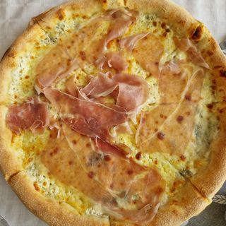 Pizza Gorgonzola Crudo