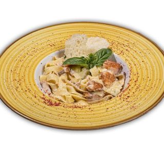 Tagliatelle cu somon și busuioc