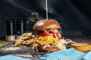 Burger pui cu cartofi alandala și sos bbq