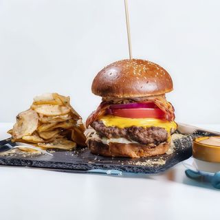 Burger vită cu cartofi alandala și sos bbq