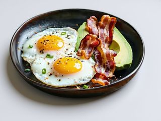 Ochiuri cu bacon și avocado