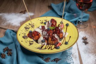 Papanași cu gem și sos de vanilie