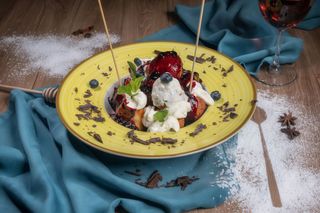 Papanași cu afine și smântână