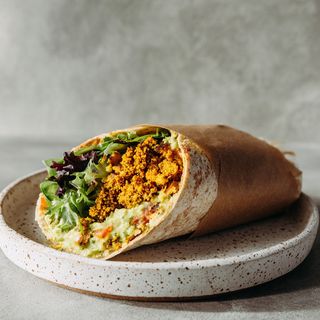 wrap cu cramble de legume si avocado