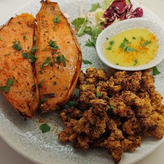 Crumble de legume cu cartof dulce si dressing de mustar