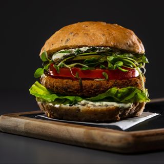 burger rawdia cu maioneza si sos rosu