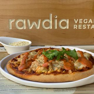 Pizza cu trei tipuri de branza vegana