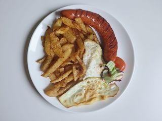 Carnat trandafir cu ou si cartofi prajiti