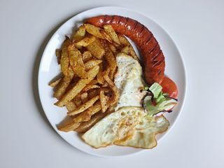 Carnat trandafir cu oua si cartofi prajiti