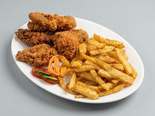 Aripioare picante cu cartofi prăjiți si sos la alegere