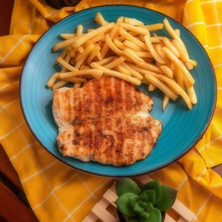 Piept de pui la grătar cu cartofi prăjiți sau pireu si sos la alegere