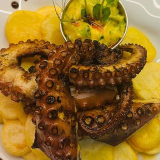 Tentacule de caracatita cu cartofi felii