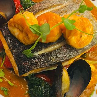 Somon royal in bisque de creveti, cu midii si spanac proaspat