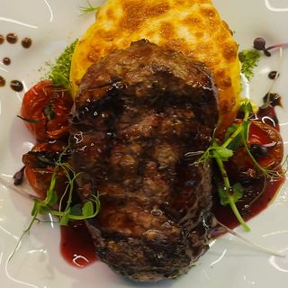 Muschi de vita cu sos de vin rosu și cartof gratinat