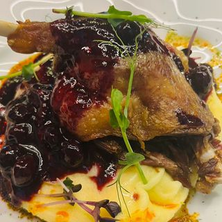 Pulpa de rata cu piure de cartofi si sos de afine