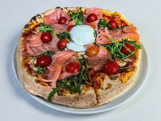 Pizza Burrata cu somon