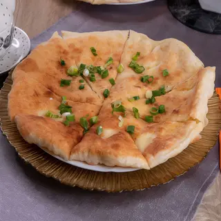 Placinta cu branza de burduf, marar, ceapa verde si smantana