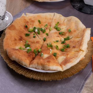 Placinta cu branza de burduf, marar, ceapa verde si smantana