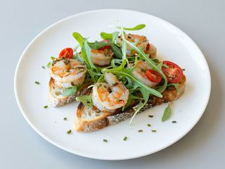 Open sandwich cu creveți și rucola