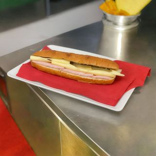 Baghetă cu șuncă și cașcaval