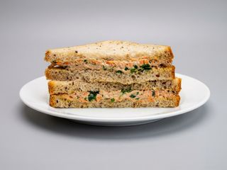 Sandwich cu ton și morcov