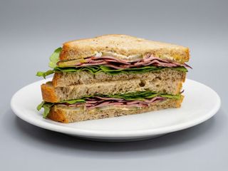 Sandwich cu pastramă de vită