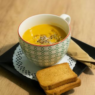 Supă cremă de roșii cu busuioc