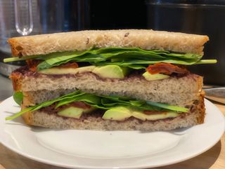 Sandwich cu rosii uscate si avocado