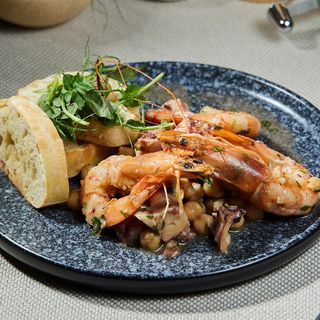 Salată de caracatiță cu năut și creveți 310g