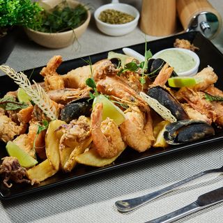 Fritto mistto cu French fries și sos maio cu usturoi și busuioc 660g