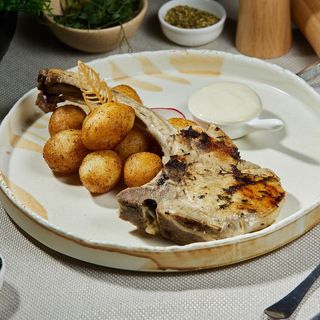 Tomahawk de porc, cartofi Covasna, sos Aioli 575g