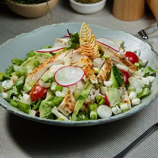 Salată de pui marinat cu avocado 350g