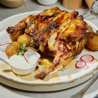 Cocoșel de munte cu ierburi aromate cu cartofi Covasna și sos Aioli 680g