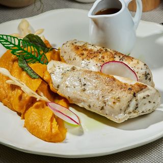 Piept de pui sous vide, piure de dovleac plăcintar și sos demiglace cu trufe 490g