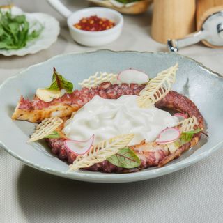 Caracatiță pe plită cu spumă de cartofi 380g